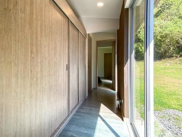 Casa campestre con amplio lote rodeado de bosque
