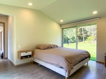 Casa campestre con amplio lote rodeado de bosque
