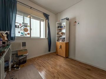 VENTA DEPTO 4 AMB AL FRENTE BALCON,COCHERA,BAULERA