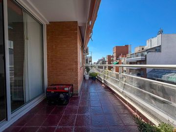 VENTA DEPTO 4 AMB AL FRENTE BALCON,COCHERA,BAULERA