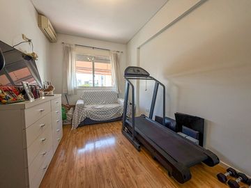 VENTA DEPTO 4 AMB AL FRENTE BALCON,COCHERA,BAULERA