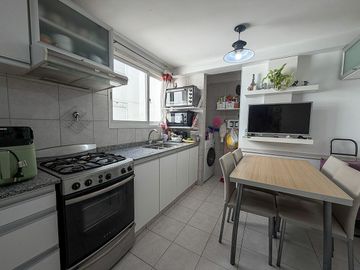 VENTA DEPTO 4 AMB AL FRENTE BALCON,COCHERA,BAULERA