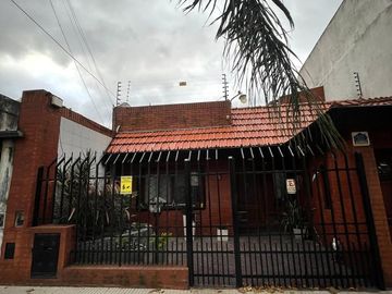 VENTA CASA LUGANO 4 AMB  LOTE PROPIO 8,66 X 37 MTS