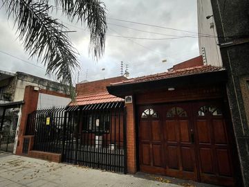 VENTA CASA LUGANO 4 AMB  LOTE PROPIO 8,66 X 37 MTS