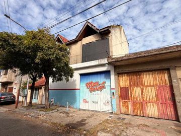 Galpón industrial con taller y oficinas.