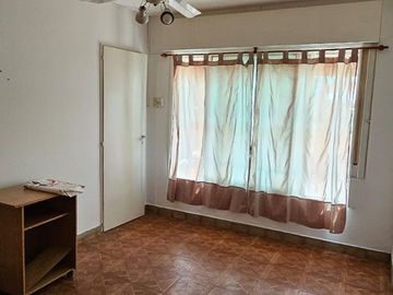 Casa tres dorm., excelente estado. Barrio Grandoli