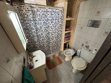 VENTA CASA 5 AMBIENTES + DEPTO 2 AMB EN ITUZAINGO