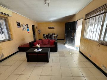 VENTA CASA 5 AMBIENTES + DEPTO 2 AMB EN ITUZAINGO