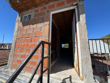 VENTA CASA 5 AMBIENTES + DEPTO 2 AMB EN ITUZAINGO