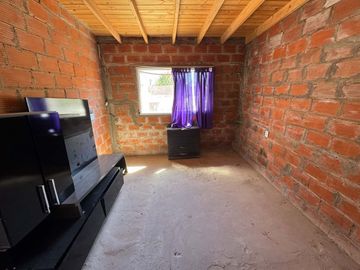 VENTA CASA 5 AMBIENTES + DEPTO 2 AMB EN ITUZAINGO