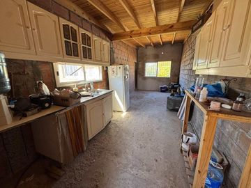 VENTA CASA 5 AMBIENTES + DEPTO 2 AMB EN ITUZAINGO