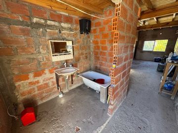 VENTA CASA 5 AMBIENTES + DEPTO 2 AMB EN ITUZAINGO