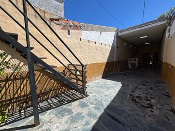VENTA CASA 5 AMBIENTES + DEPTO 2 AMB EN ITUZAINGO