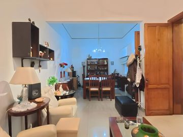 VENTA CASA 4 AMB. EN FLORES, REFACCIONADA