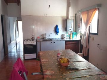 AMPLIA CASA EN VENTA, LAVALLE
