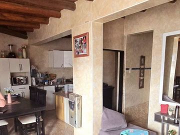Venta casa y dos departamentos. Guaymallén.