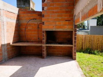 VENTA CASA 5 AMBIENTES  A ESTRENAR  COLINA ALEGRE