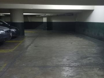 se vende cochera en edificio