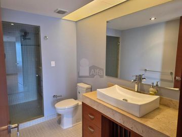 Se renta amplio departamento de 3 recámaras sobre Av. Santa Fe, condominio H2O