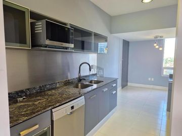 Se renta amplio departamento de 3 recámaras sobre Av. Santa Fe, condominio H2O