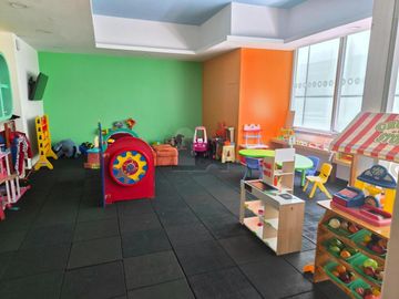 Se renta amplio departamento de 3 recámaras sobre Av. Santa Fe, condominio H2O