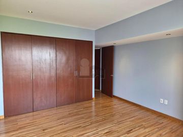 Se renta amplio departamento de 3 recámaras sobre Av. Santa Fe, condominio H2O