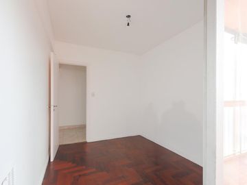 Departamento 4 ambientes en venta en Parque Patricios - Balcón Corrido - Piso Alto con Vista Abierta