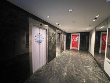Oficinas planta libre sobre 9 de Julio con cocheras