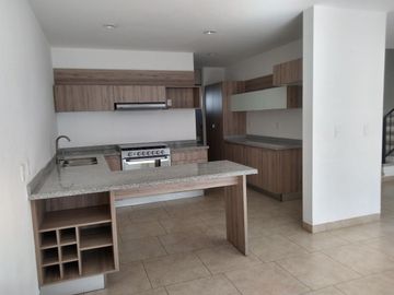 CASA EN RENTA EN JURIQUILLA CON AMENIDADES