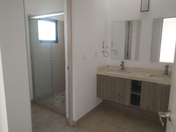 CASA EN RENTA EN JURIQUILLA CON AMENIDADES