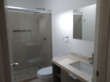 CASA EN RENTA EN JURIQUILLA CON AMENIDADES