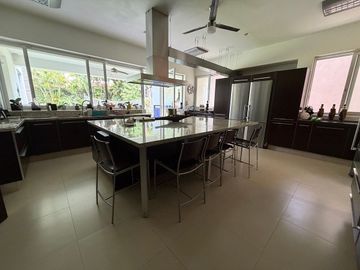 SE VENDE CASA EN FRACCIONAMIENTO EXCLUSIVO EN CUERNAVACA!!!