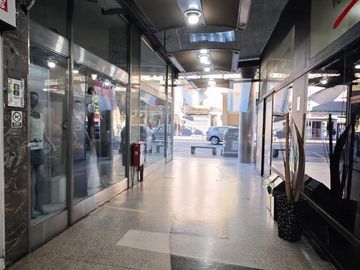 Alquiler local, galeria Le Boulevard, transito peatonal. Sotano. Plaza Flores. Av. Rivadavia 6700.