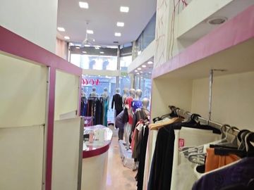 Alquiler local, galeria Le Boulevard, transito peatonal. Sotano. Plaza Flores. Av. Rivadavia 6700.