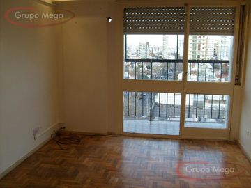 Depto 2 amb frente con balcon muy bueno