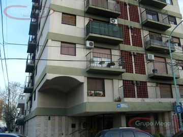 Depto 2 amb frente con balcon muy bueno