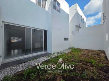 Renta casa en Cumbres de Juriquilla. 3 Rec c/baño. Priv con Alberca. Qro.