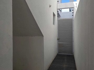 Renta casa en Cumbres de Juriquilla. 3 Rec c/baño. Priv con Alberca. Qro.