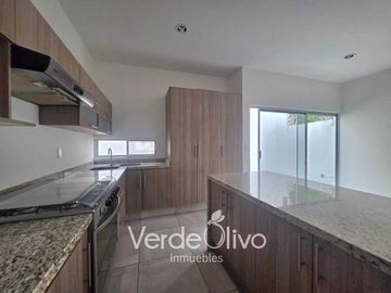 Renta casa en Cumbres de Juriquilla. 3 Rec c/baño. Priv con Alberca. Qro.