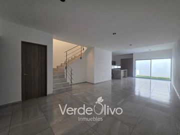 Renta casa en Cumbres de Juriquilla. 3 Rec c/baño. Priv con Alberca. Qro.
