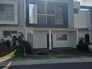 Renta casa en Cumbres de Juriquilla. 3 Rec c/baño. Priv con Alberca. Qro.