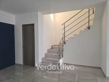 Renta casa en Cumbres de Juriquilla. 3 Rec c/baño. Priv con Alberca. Qro.