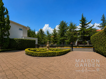 Casa en Renta Frente Al Campo de Golf, con Jardín Privado y acceso al Club