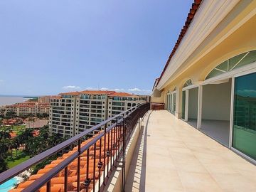 Hermoso Penthouse con alberca en Porto Fino, Marina Puerto Vallarta