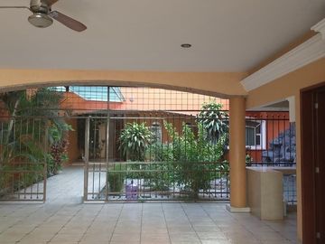 Casa en venta cerca de Plaza de la Bandera