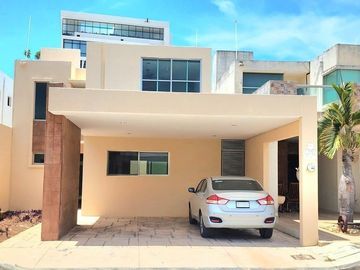 Renta casa 3 Recamaras en Altabrisa sin Muebles