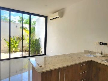 Renta pequeño Townhouse 2 recamara paneles solares cholul