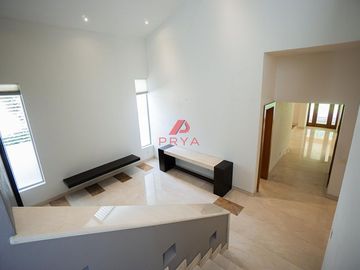 Casa  en Renta en Valle Real | 1,400m² Terreno y Gran Jardín