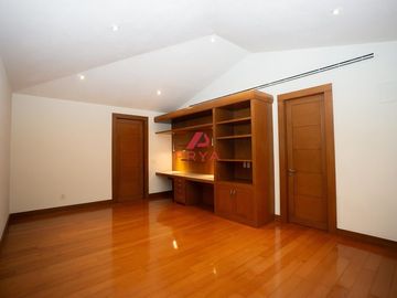 Casa  en Renta en Valle Real | 1,400m² Terreno y Gran Jardín