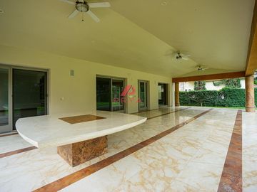Casa  en Renta en Valle Real | 1,400m² Terreno y Gran Jardín